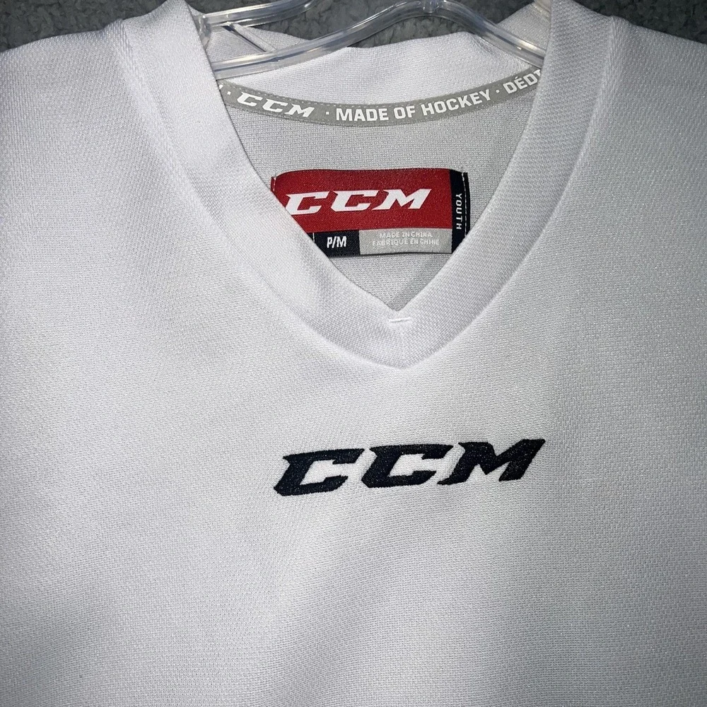 CCM Hockey Shirt Youth S/M‎ White Center Logo 5000 Practice Jersey